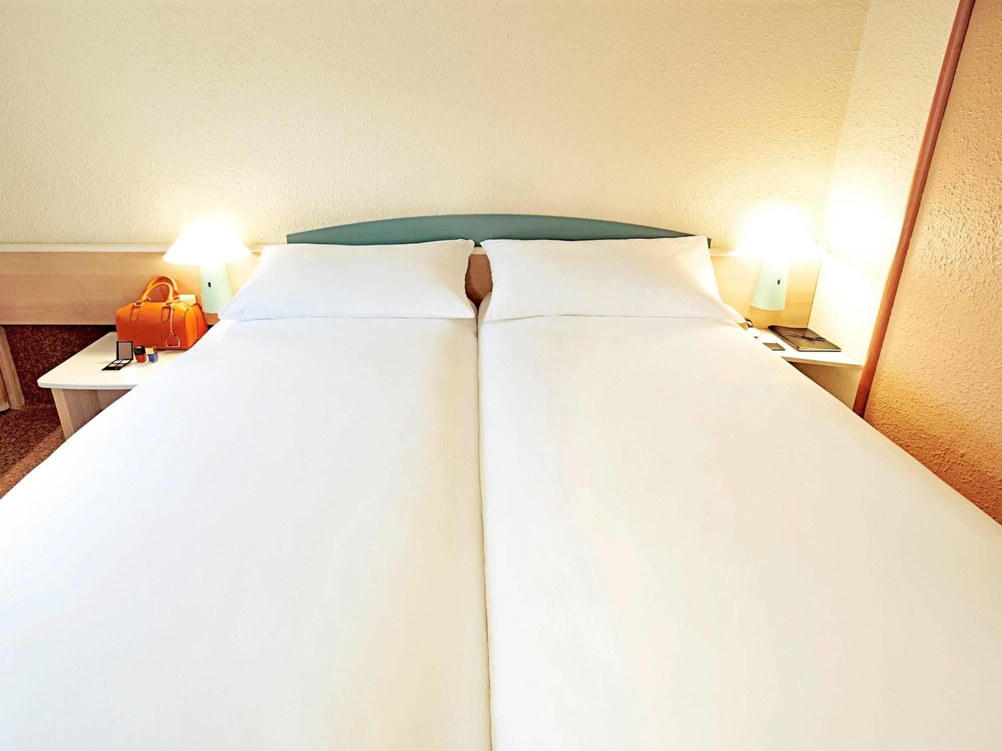 Готель Ibis Manosque Cadarache Екстер'єр фото